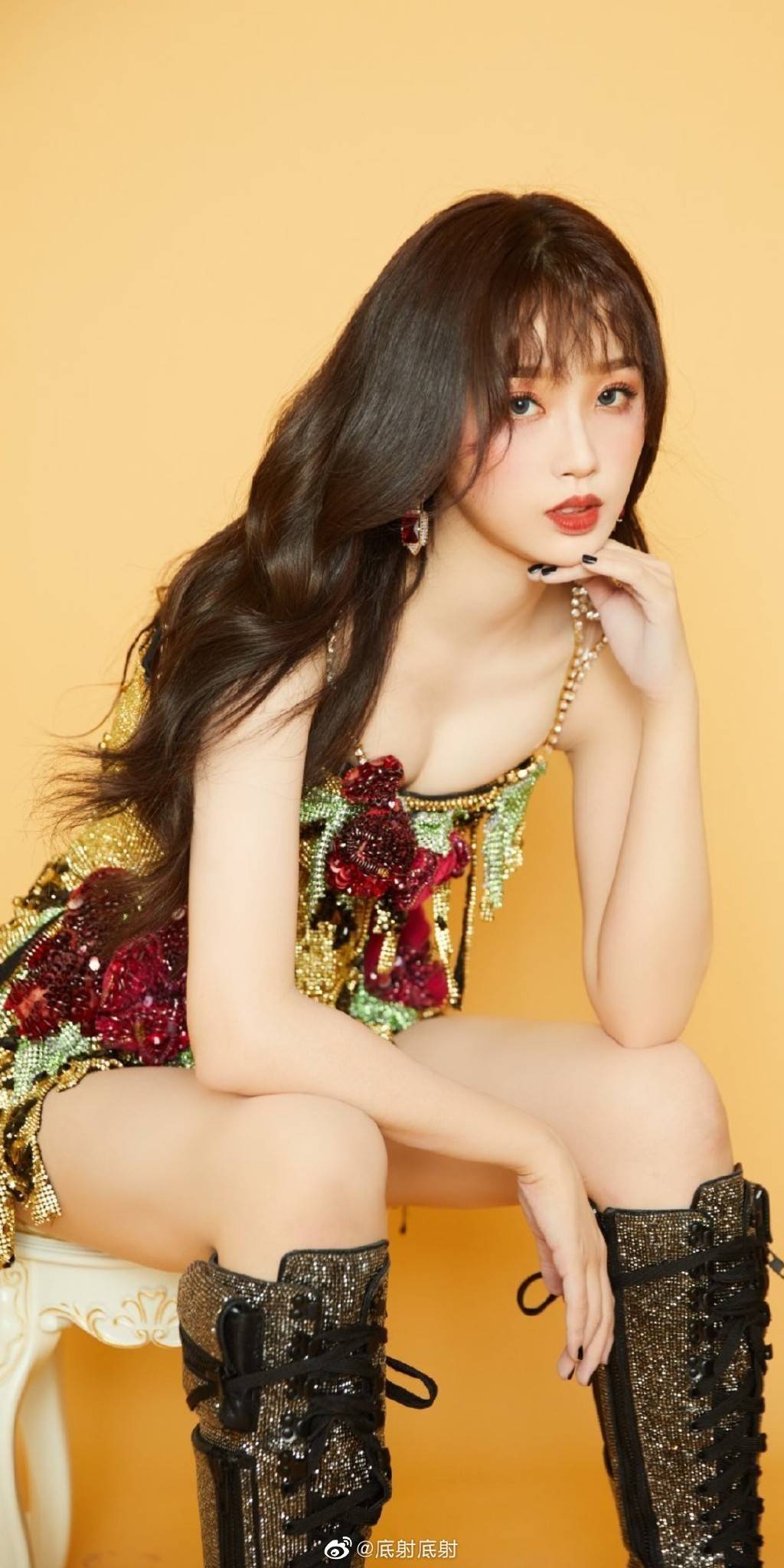 虞书欣写真露事业线娇艳欲滴！肤白貌美太性感火辣-2