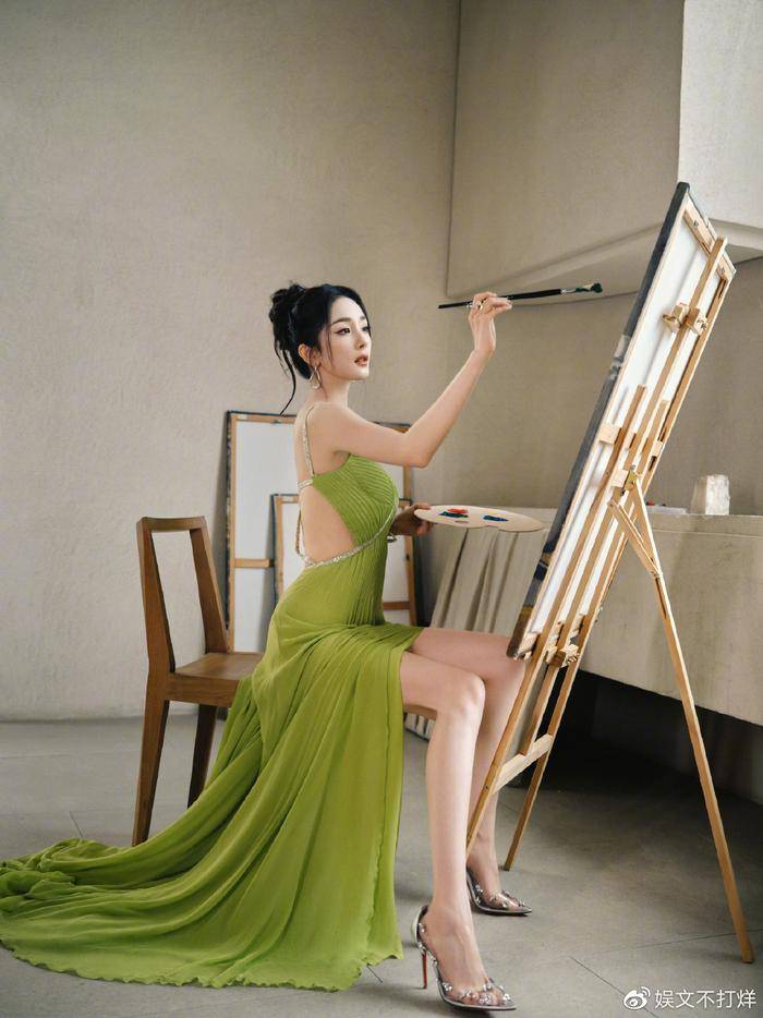 杨幂穿露背绿裙大秀雪嫩肌肤!肤白貌美大长腿性感撩人-3 杨幂穿露背绿裙大秀雪嫩肌肤!肤白貌美大长腿性感撩人