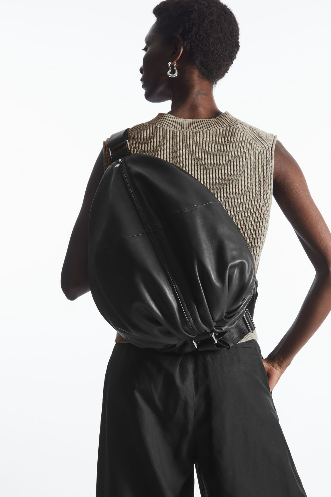 时尚人士必备:5款COS手袋,帮你在日常穿搭中增添简约高级感