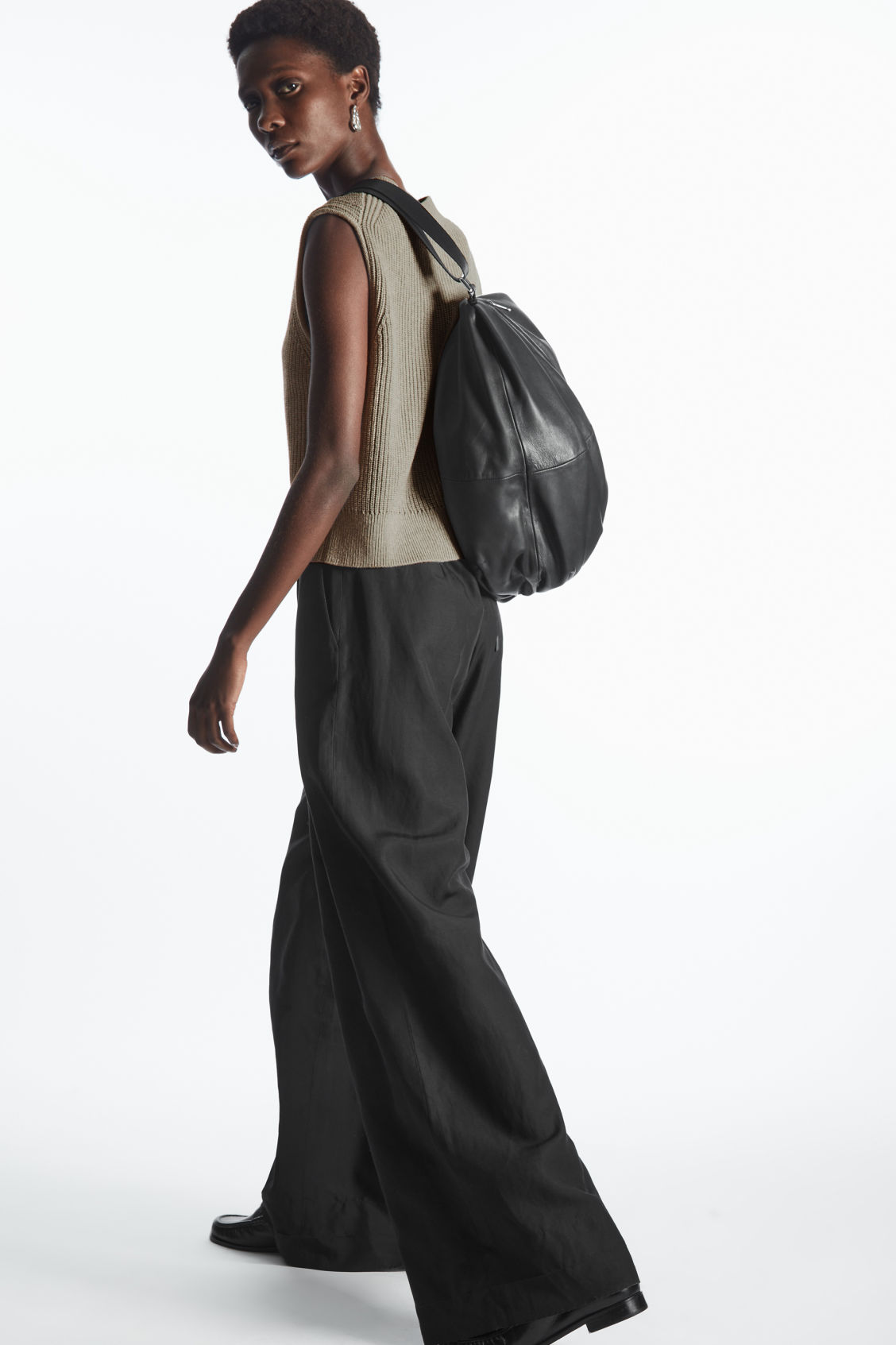 时尚人士必备:5款COS手袋,帮你在日常穿搭中增添简约高级感