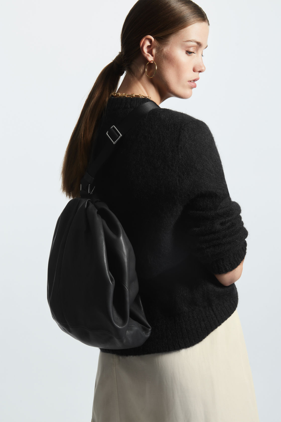 时尚人士必备:5款COS手袋,帮你在日常穿搭中增添简约高级感