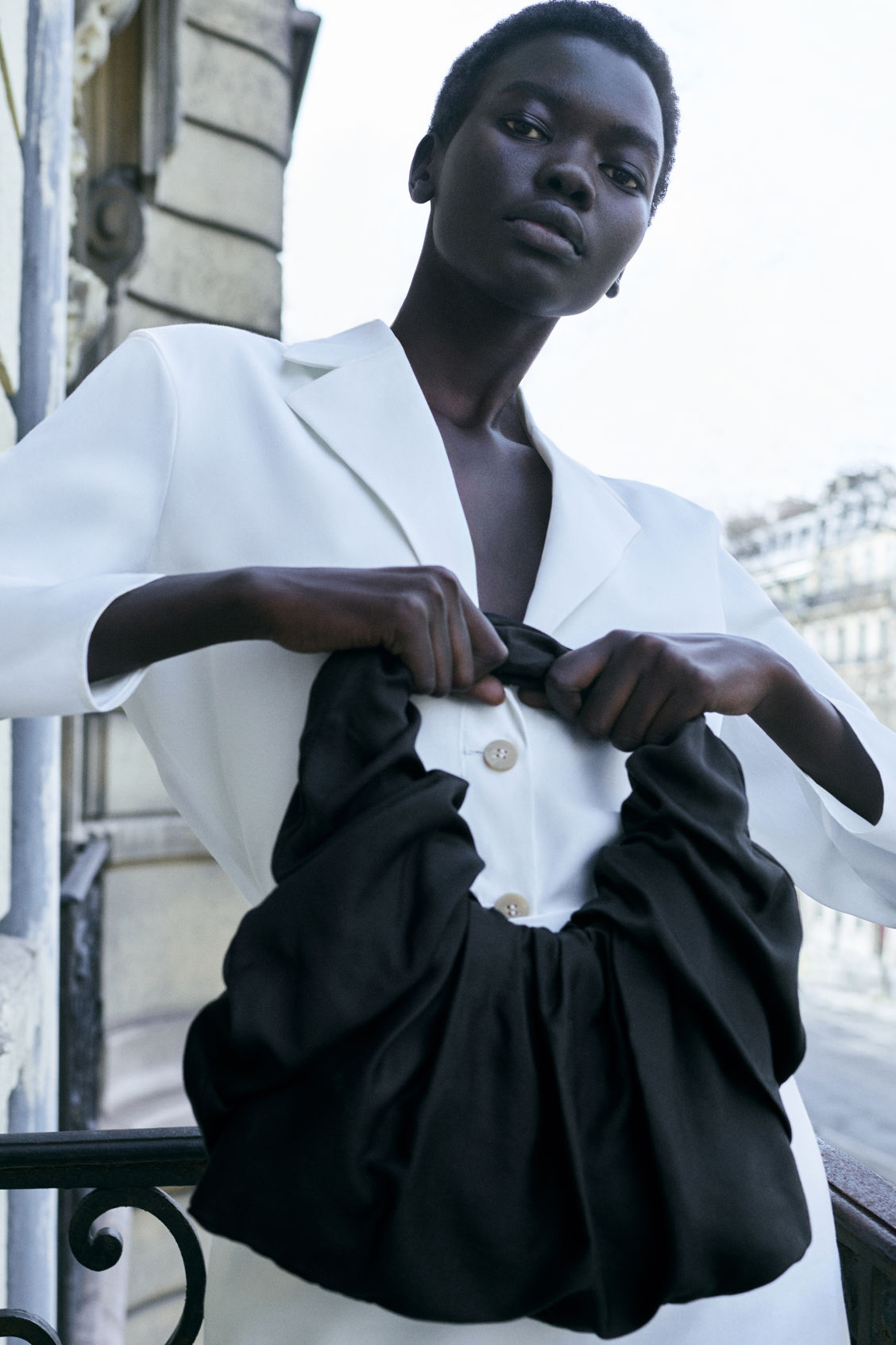 时尚人士必备:5款COS手袋,帮你在日常穿搭中增添简约高级感