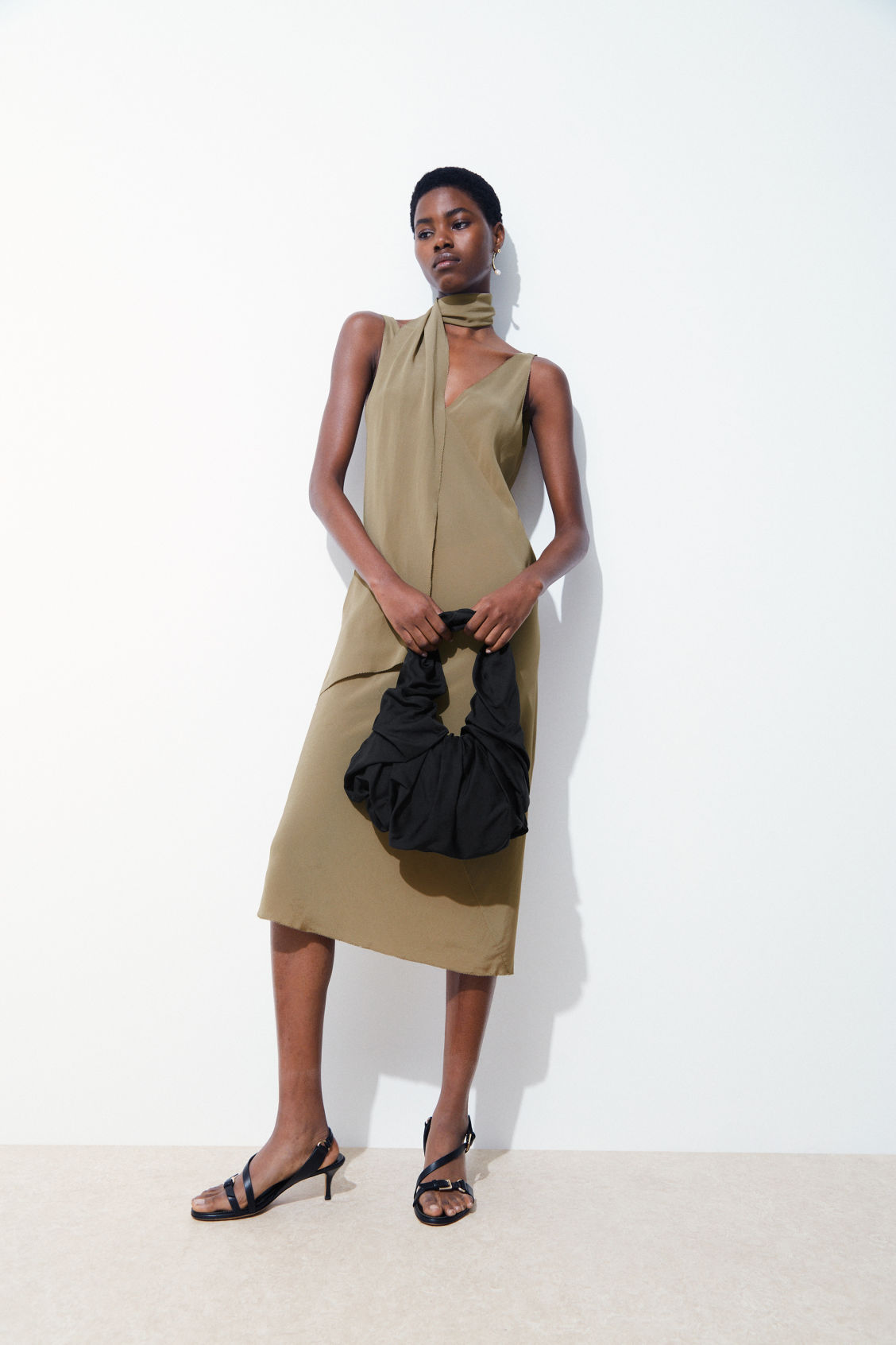 时尚人士必备:5款COS手袋,帮你在日常穿搭中增添简约高级感