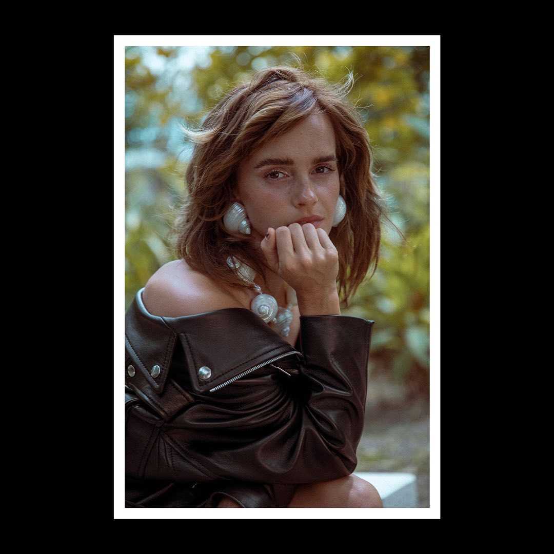 许久不见的Emma Watson!在社群上分享和Prada合作的最新广告图片