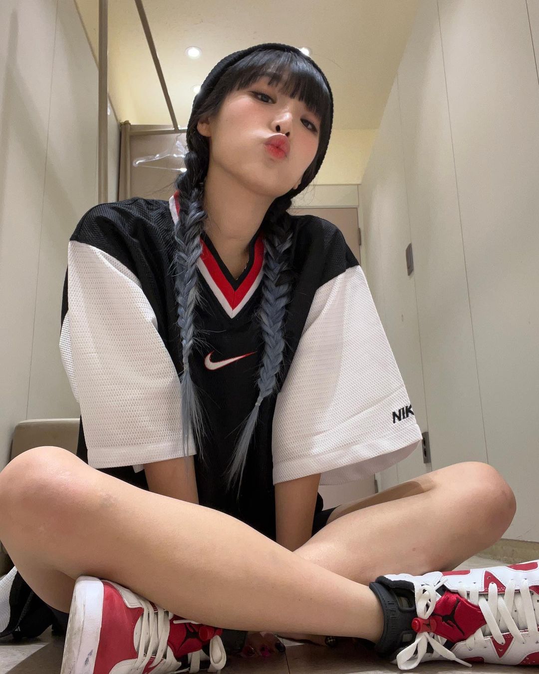 开广角、从上往下拍…那些千禧时候流行的拍照法也跟着Y2K的热潮回来了