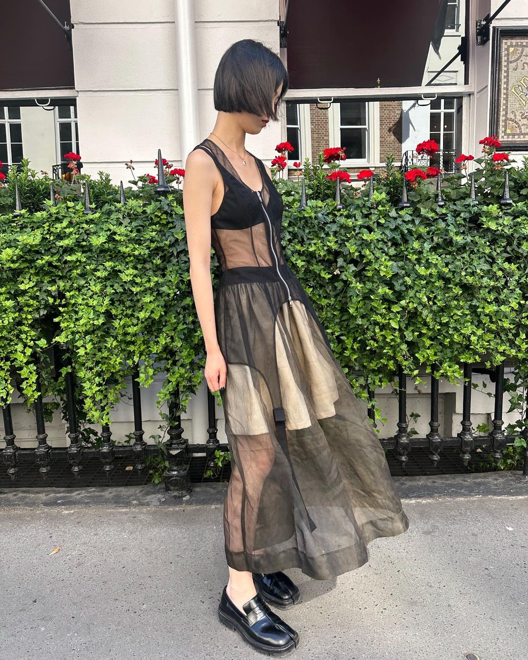 为衣服套上一件网纱罩衫,日本女生都喜爱这样叠穿