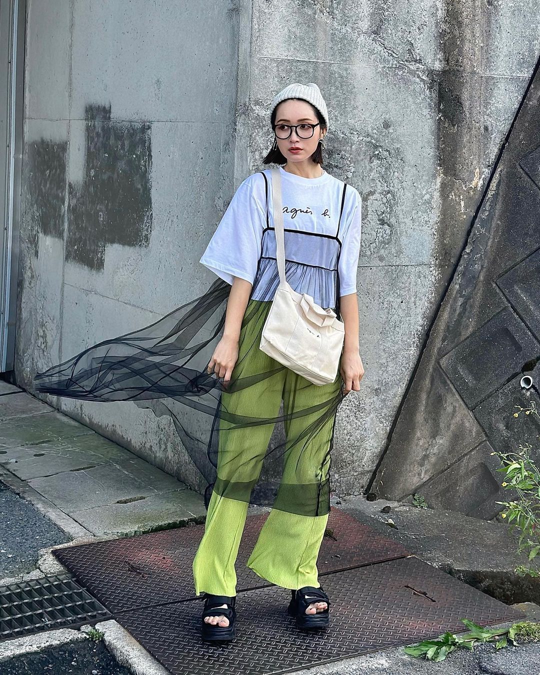 为衣服套上一件网纱罩衫,日本女生都喜爱这样叠穿