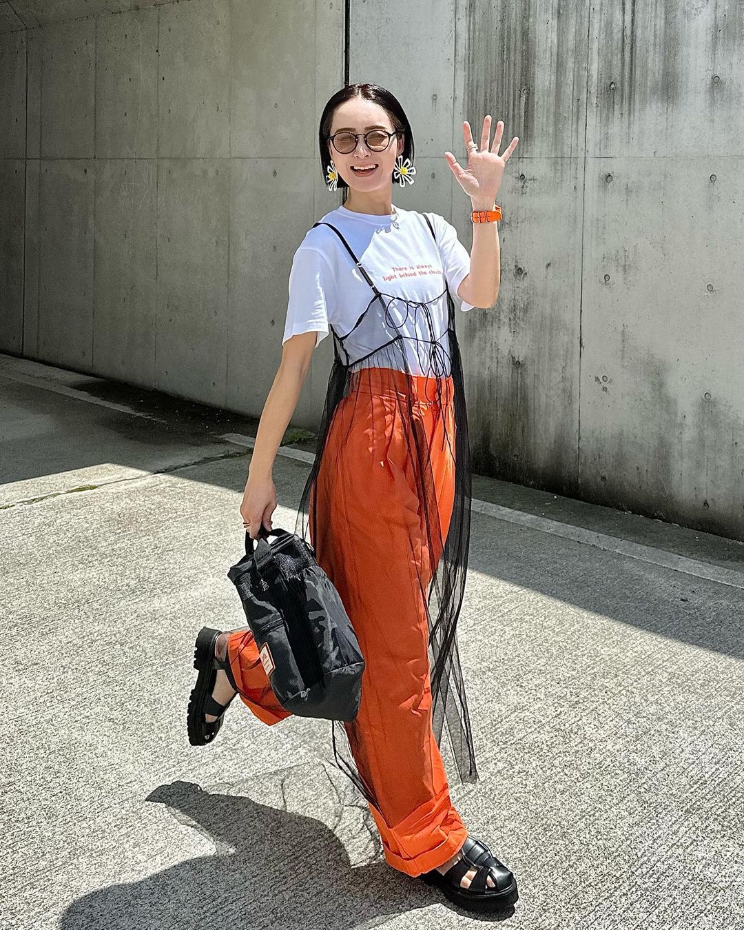 为衣服套上一件网纱罩衫，日本女生都喜爱这样叠穿