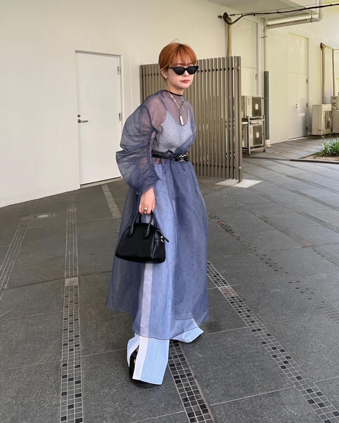 为衣服套上一件网纱罩衫，日本女生都喜爱这样叠穿