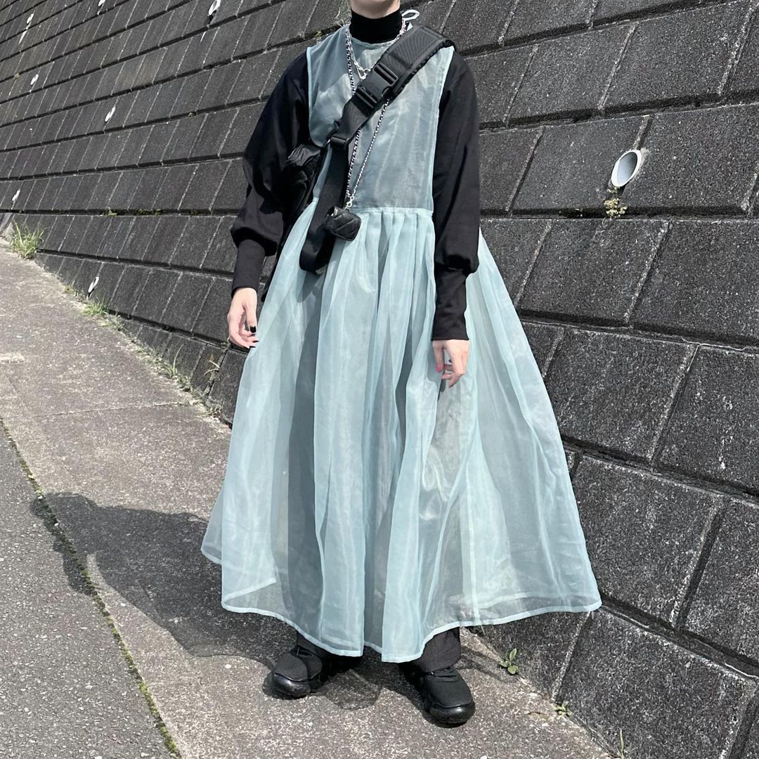 为衣服套上一件网纱罩衫，日本女生都喜爱这样叠穿