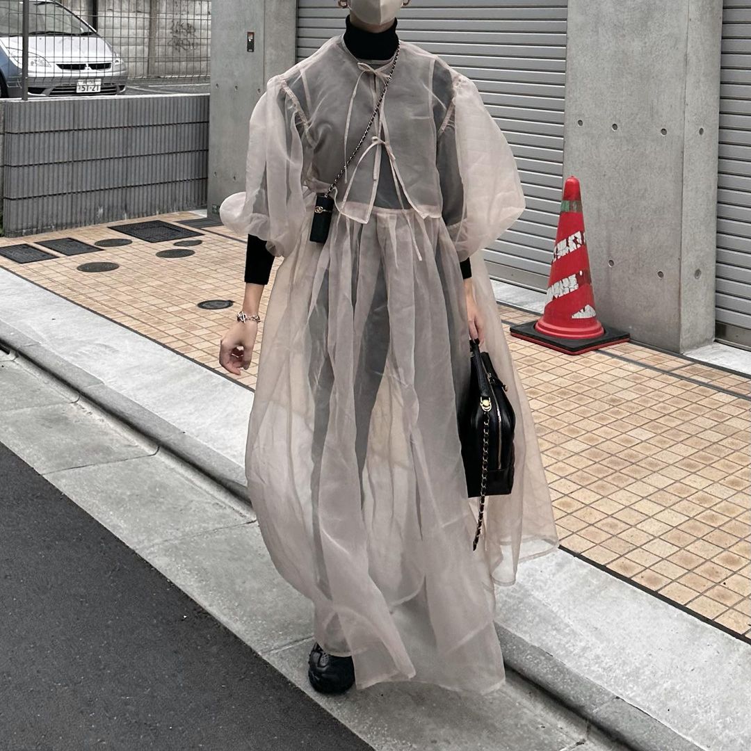 为衣服套上一件网纱罩衫，日本女生都喜爱这样叠穿