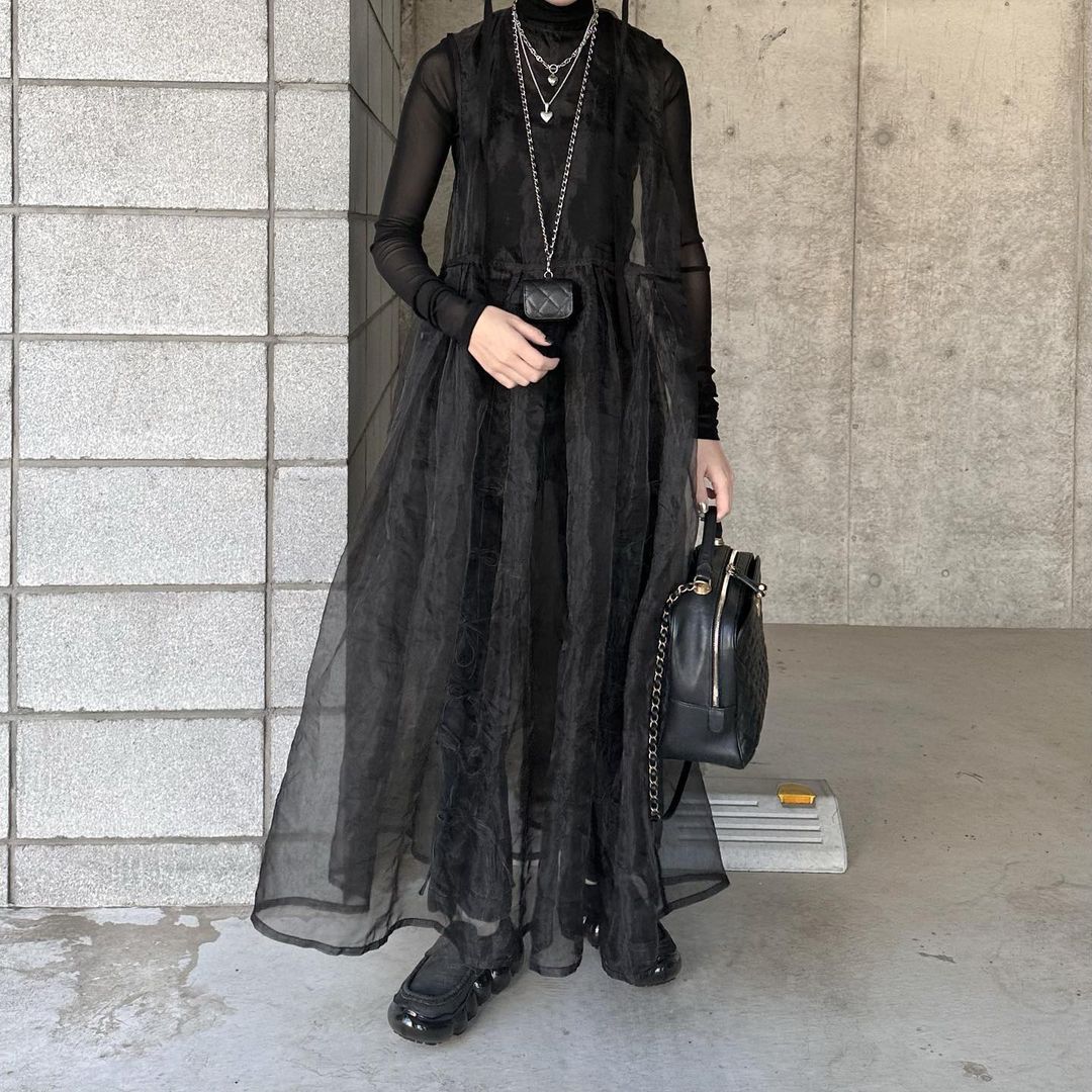 为衣服套上一件网纱罩衫,日本女生都喜爱这样叠穿