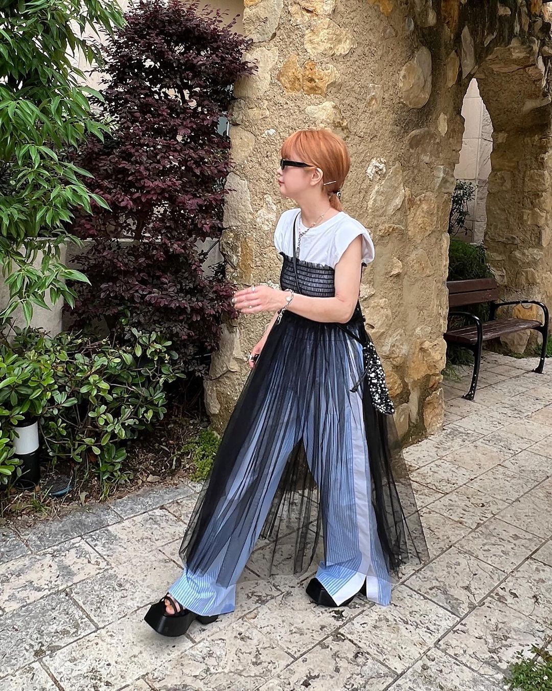 为衣服套上一件网纱罩衫,日本女生都喜爱这样叠穿