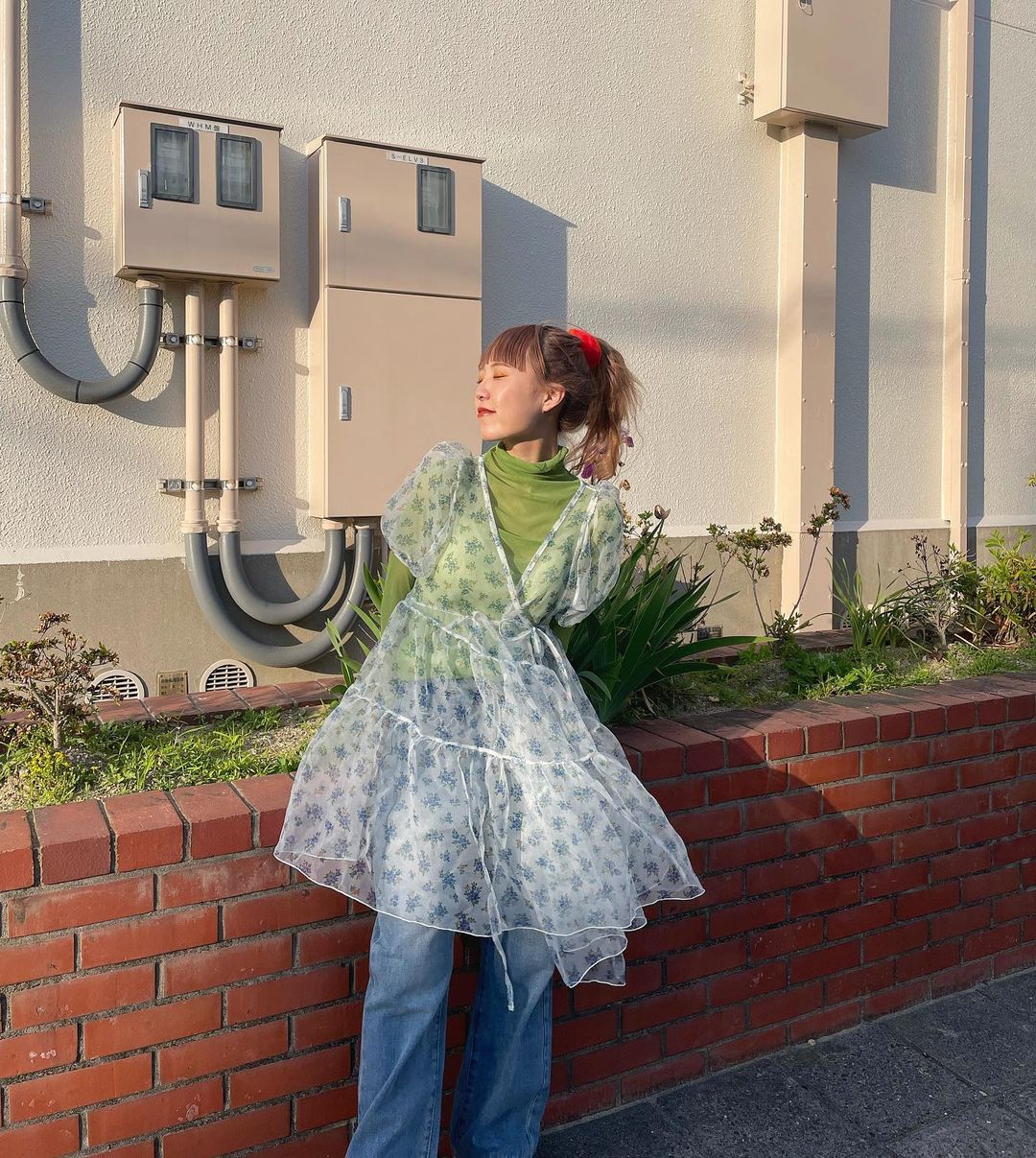 为衣服套上一件网纱罩衫,日本女生都喜爱这样叠穿