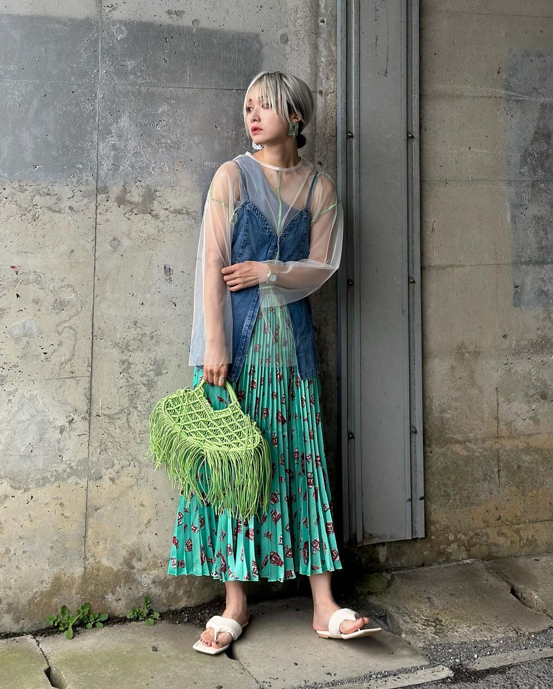 为衣服套上一件网纱罩衫,日本女生都喜爱这样叠穿