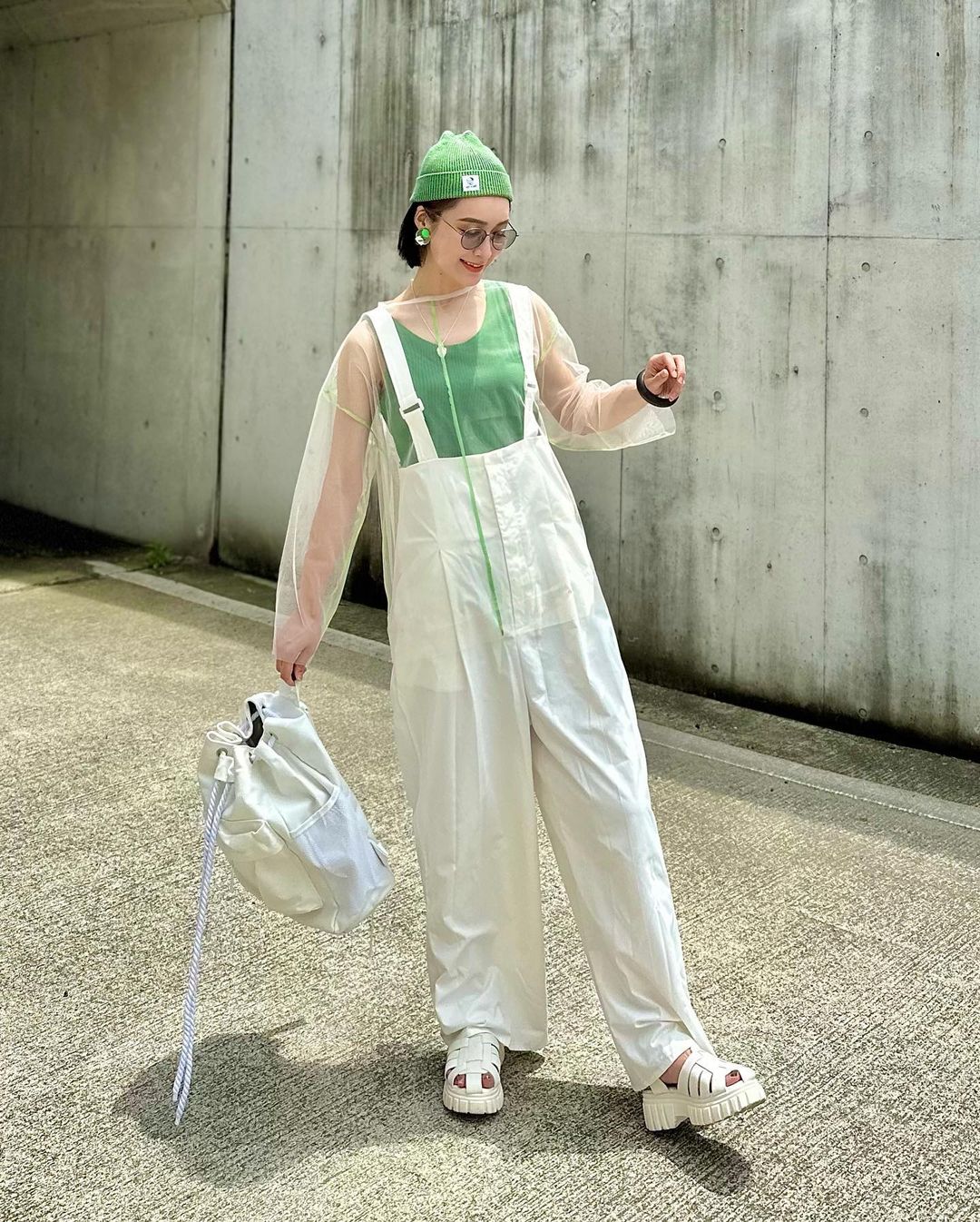 为衣服套上一件网纱罩衫,日本女生都喜爱这样叠穿