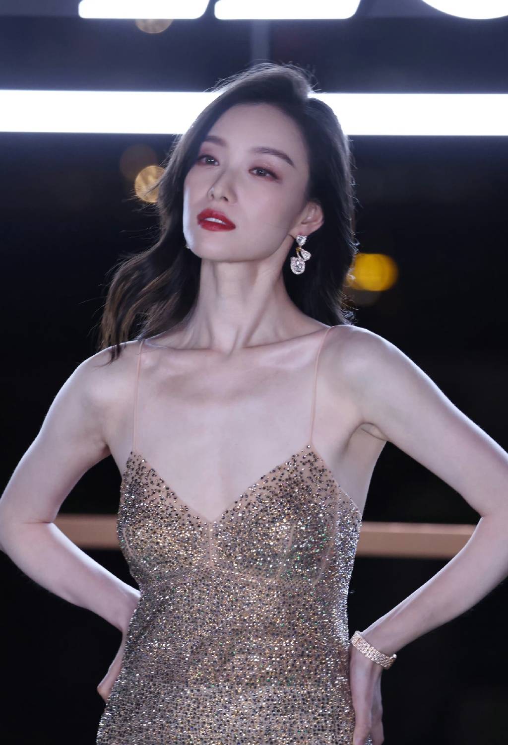 倪妮穿金色亮片吊带裙大秀事业线!魔鬼身材性感火辣-4 倪妮穿金色亮片吊带裙大秀事业线!魔鬼身材性感火辣