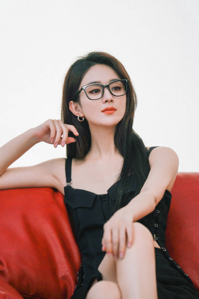 赵丽颖穿黑色吊带戴黑眼镜露大长腿!御姐范儿气场十足-1 赵丽颖穿黑色吊带戴黑眼镜露大长腿!御姐范儿气场十足