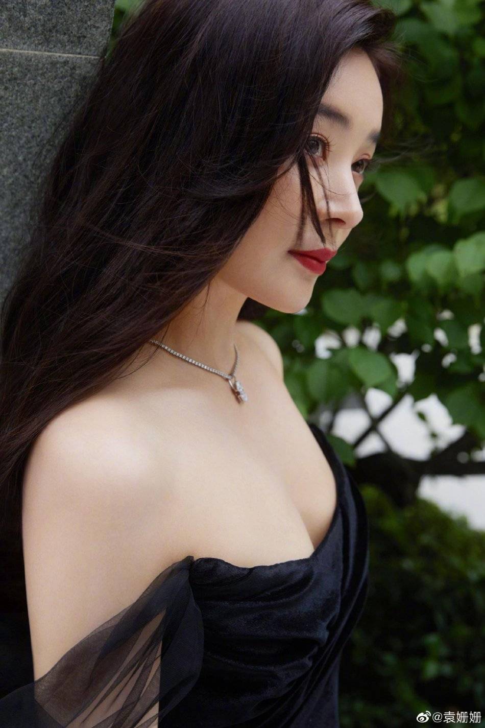 袁姗姗穿深V黑裙大秀事业线！肤白貌美温婉靓丽性感撩人-1