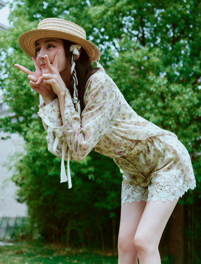 迪丽热巴穿碎花套装清丽脱俗！曼妙身材大长腿美若天仙