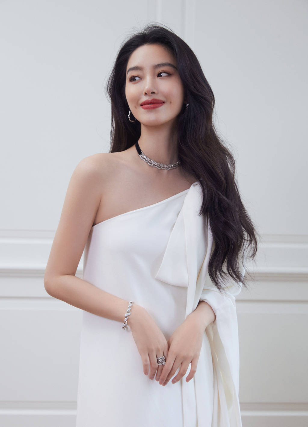 杨采钰穿白色露肩长裙超靓丽！笑出酒窝尽显优雅甜蜜-1