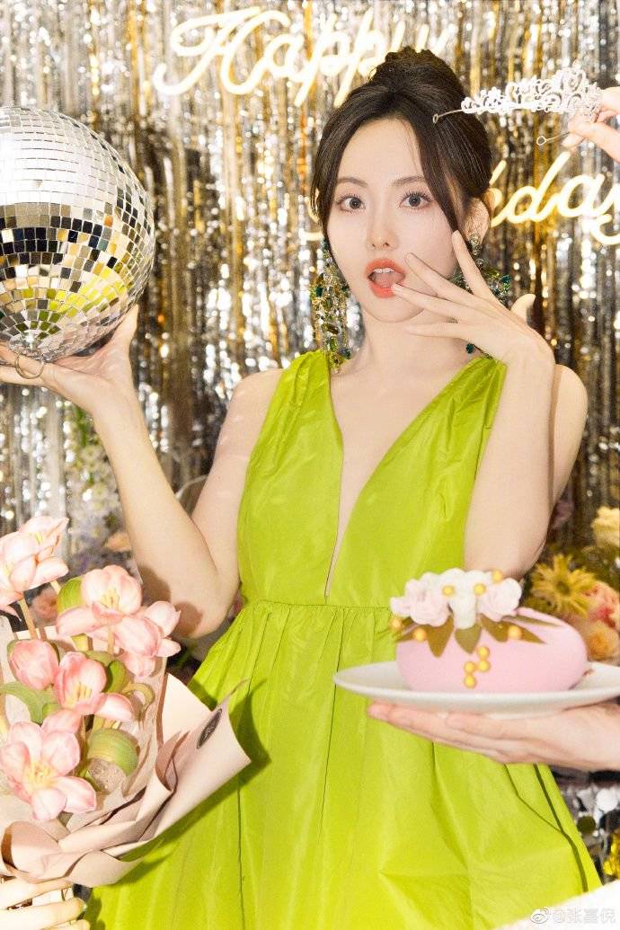 张嘉倪穿绿色深V长裙超靓丽！身材曼妙美呆了-4