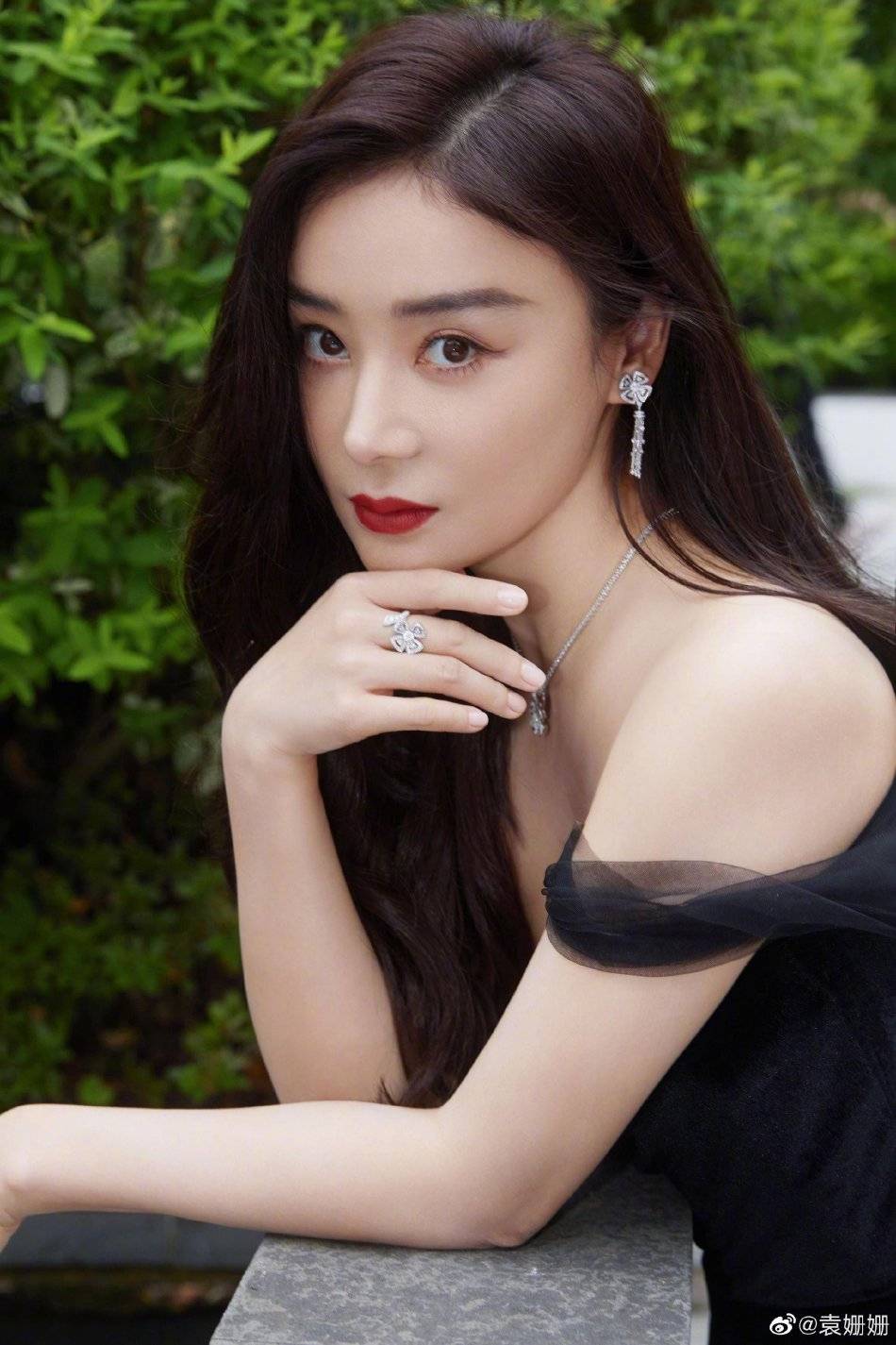 袁姗姗穿深V黑裙大秀事业线！肤白貌美温婉靓丽性感撩人-2