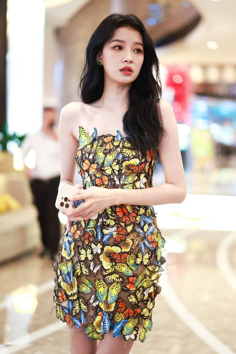 孙怡身穿蝴蝶抹胸裙香肩微露！明艳甜美女人味十足-4
