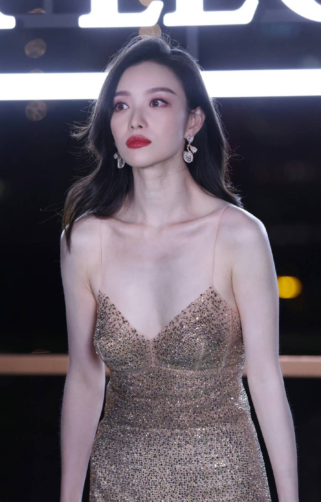 倪妮穿金色亮片吊带裙大秀事业线!魔鬼身材性感火辣-5 倪妮穿金色亮片吊带裙大秀事业线!魔鬼身材性感火辣