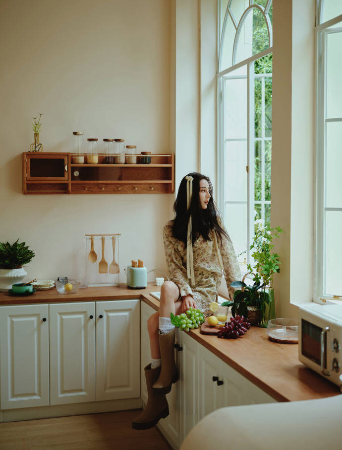 迪丽热巴穿碎花套装清丽脱俗！曼妙身材大长腿美若天仙