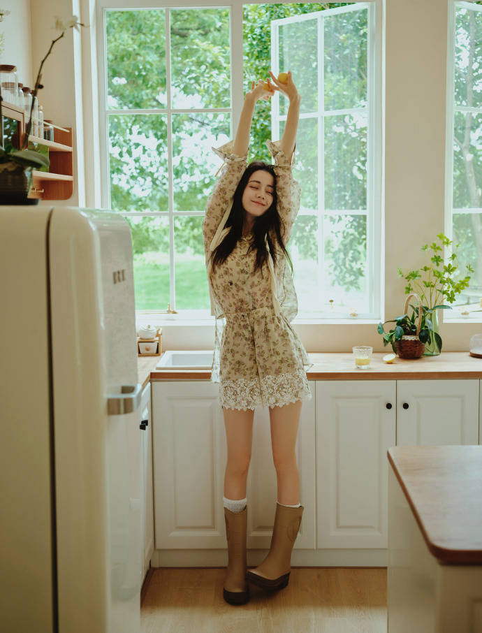 迪丽热巴穿碎花套装清丽脱俗！曼妙身材大长腿美若天仙