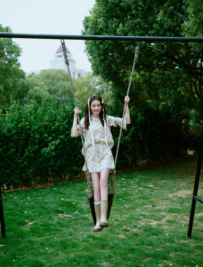 迪丽热巴穿碎花套装清丽脱俗！曼妙身材大长腿美若天仙