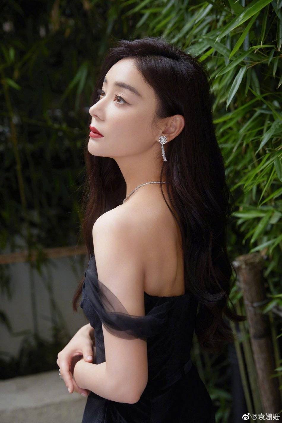 袁姗姗穿深V黑裙大秀事业线！肤白貌美温婉靓丽性感撩人-5