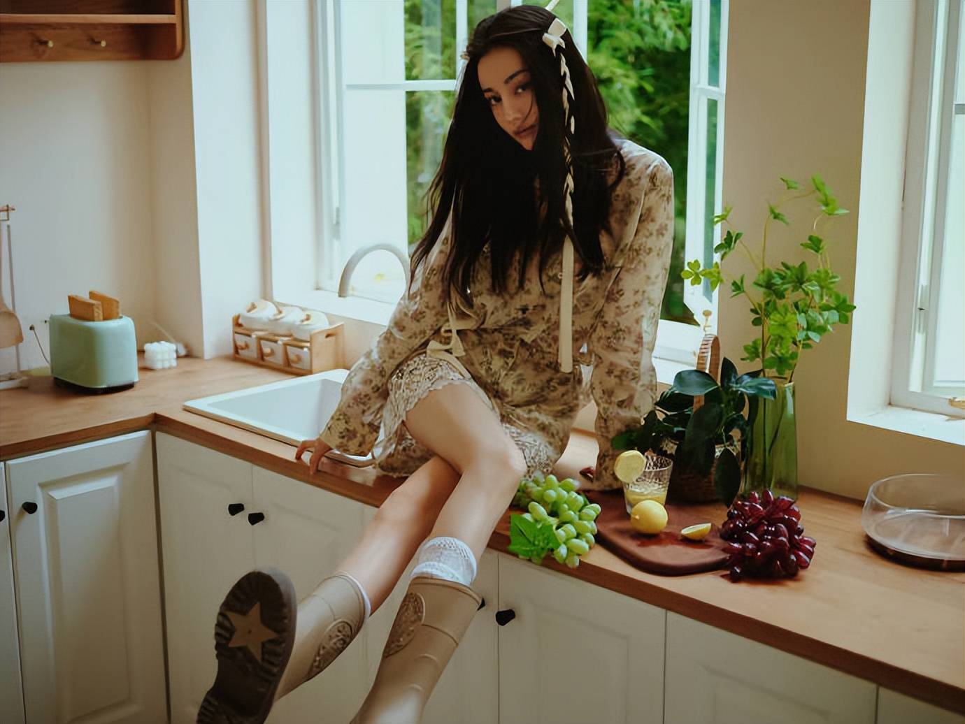 迪丽热巴穿碎花套装清丽脱俗！曼妙身材大长腿美若天仙