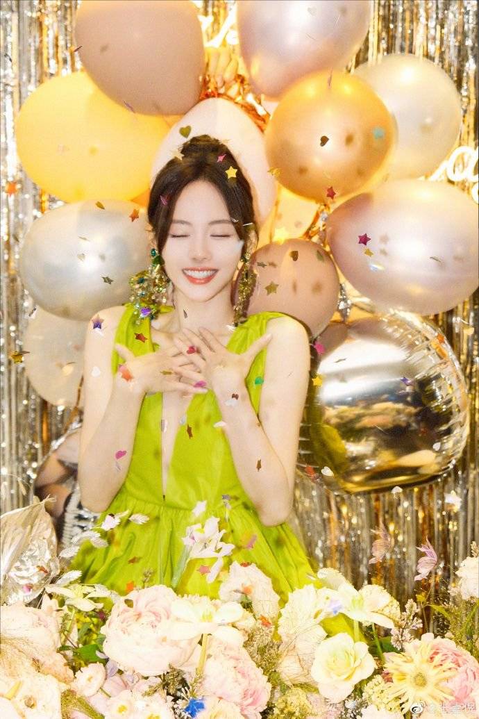 张嘉倪穿绿色深V长裙超靓丽！身材曼妙美呆了-2