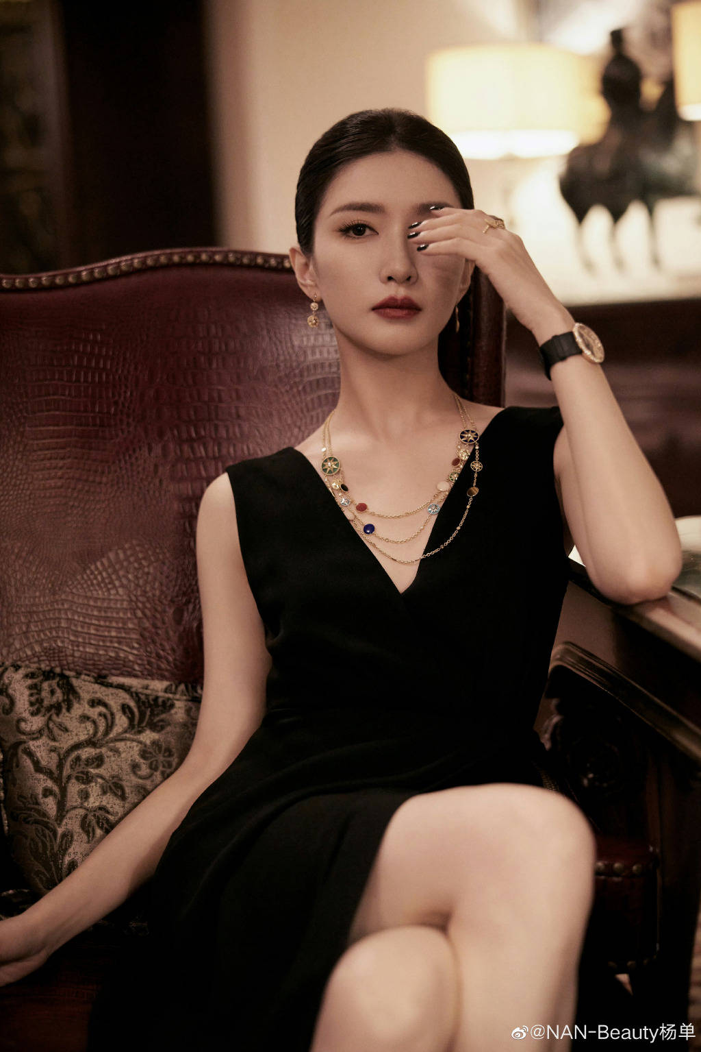 江疏影穿露背黑裙秀曼妙身材！乌黑长发大长腿性感迷人-2