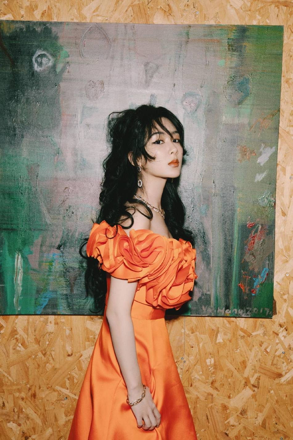 杨紫穿橙色长裙明艳靓丽！五官精致美得令人窒息-4