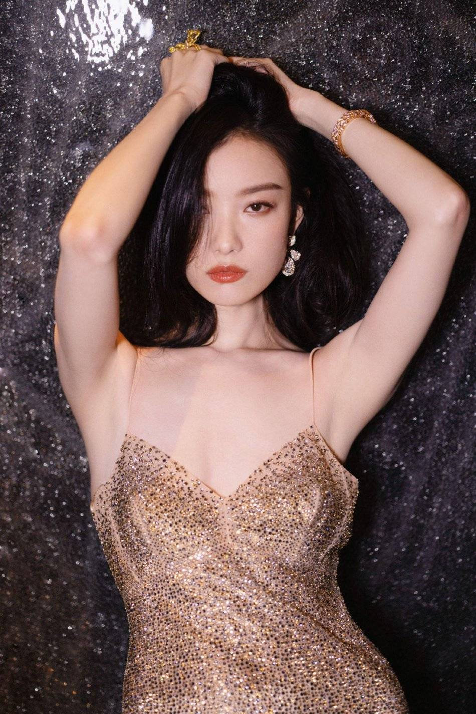 倪妮穿粉色亮片礼服图片释出,大秀事业线气质太完美-4 倪妮穿粉色亮片礼服图片释出,大秀事业线气质太完美