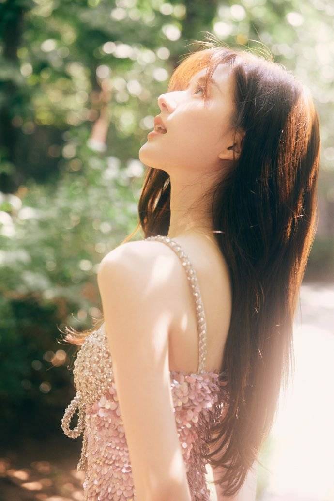 赵露思穿粉色亮片吊带裙拍时尚图片!和自然相融合太美艳了-2 赵露思穿粉色亮片吊带裙拍时尚图片!和自然相融合太美艳了