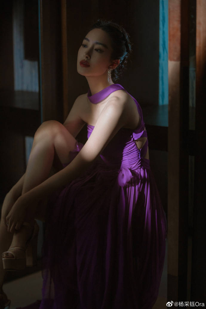 杨采钰穿紫色抹胸长裙！曼妙身材美艳动人-5