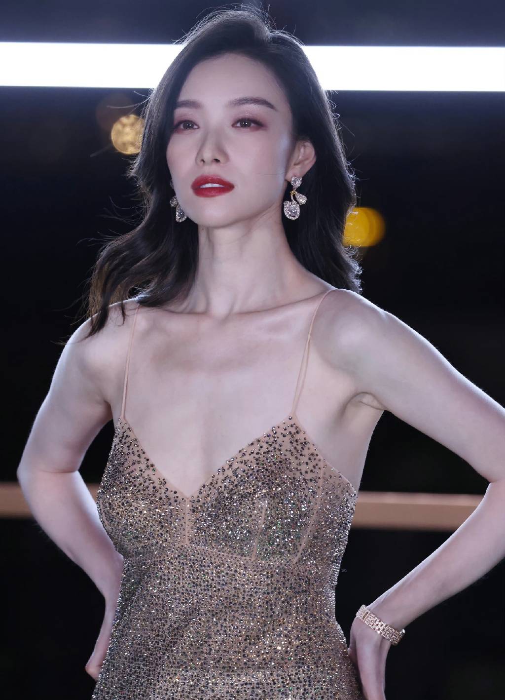 倪妮穿金色亮片吊带裙大秀事业线!魔鬼身材性感火辣-2 倪妮穿金色亮片吊带裙大秀事业线!魔鬼身材性感火辣