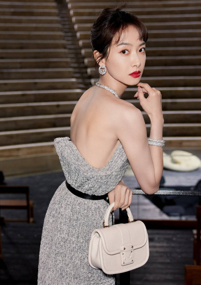 宋茜穿灰色抹胸长裙大秀玉背！回眸凝视太美艳-1