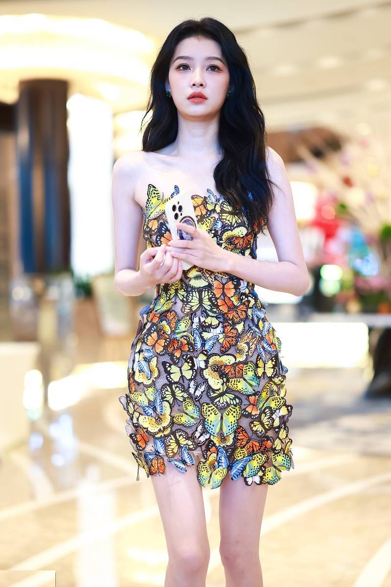 孙怡身穿蝴蝶抹胸裙香肩微露！明艳甜美女人味十足-5