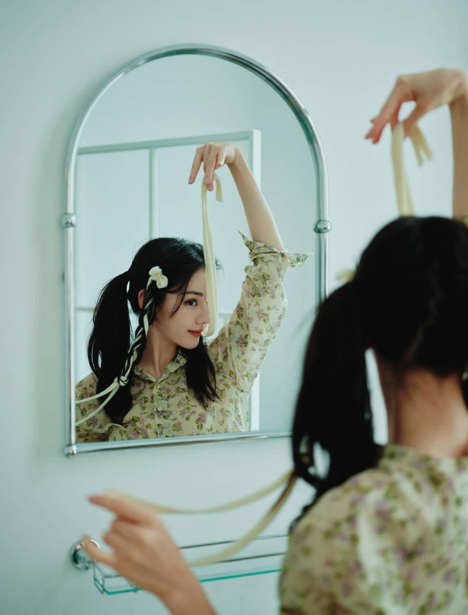 迪丽热巴穿碎花套装清丽脱俗！曼妙身材大长腿美若天仙