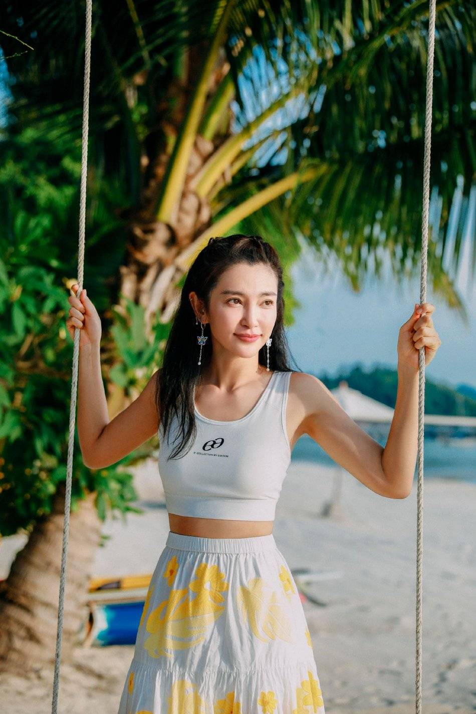 50岁李冰冰穿小背心露小蛮腰！身材曼妙美若少女-1