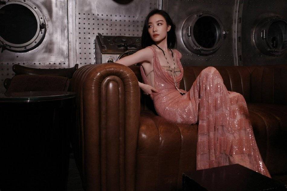 倪妮穿粉色亮片礼服图片释出,大秀事业线气质太完美-10 倪妮穿粉色亮片礼服图片释出,大秀事业线气质太完美