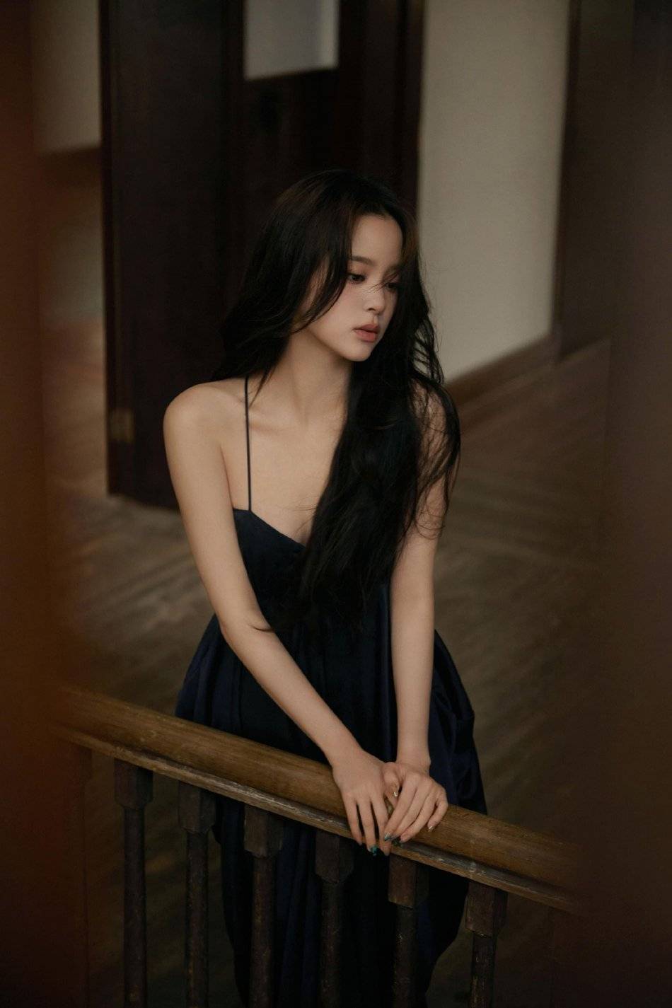 欧阳娜娜穿黑色吊带裙大秀事业线！又纯又欲性感迷人-1