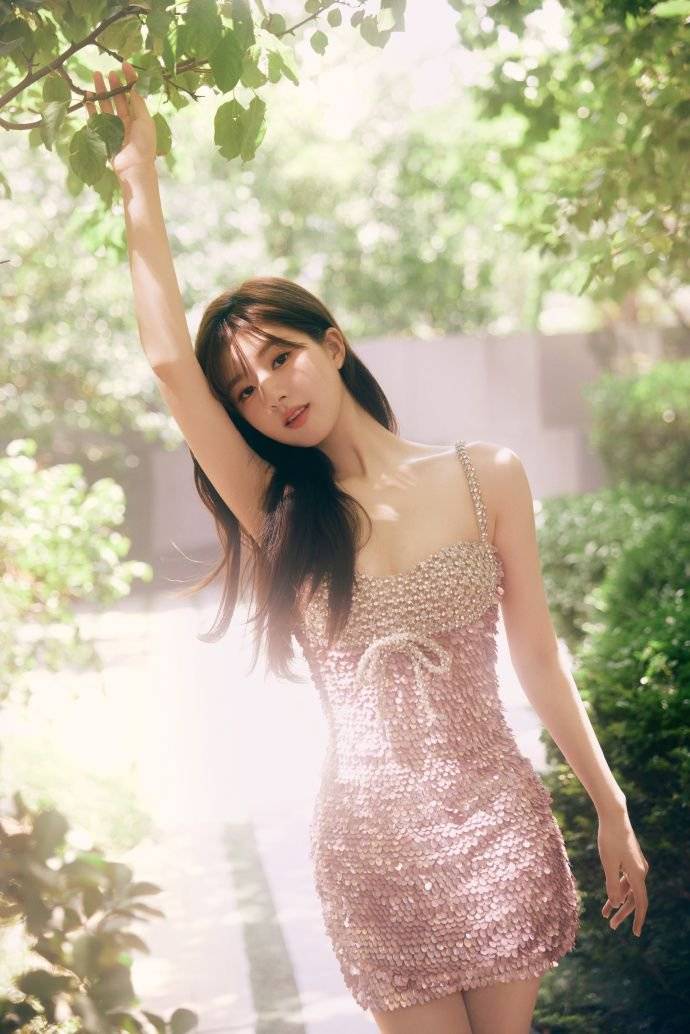 赵露思穿粉色亮片吊带裙拍时尚图片!和自然相融合太美艳了-4 赵露思穿粉色亮片吊带裙拍时尚图片!和自然相融合太美艳了