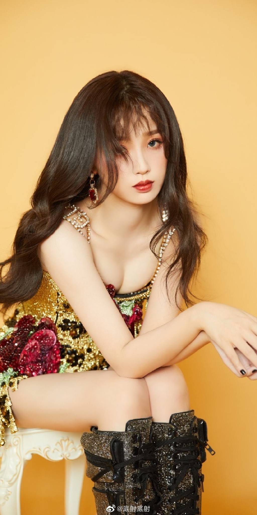 虞书欣写真露事业线娇艳欲滴！肤白貌美太性感火辣-3