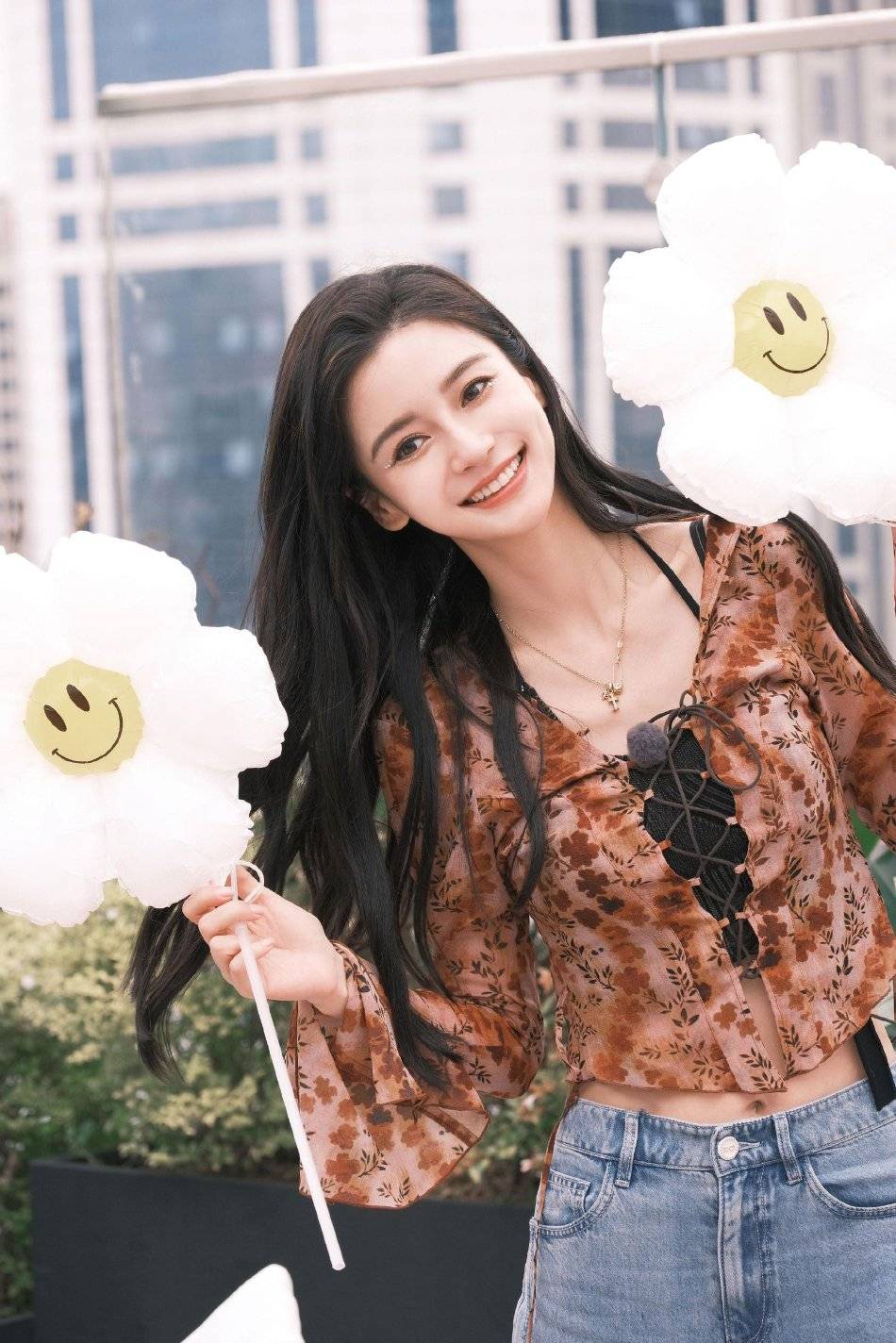 杨颖穿棕衣牛仔裤露小蛮腰！面容精致美得令人窒息-1